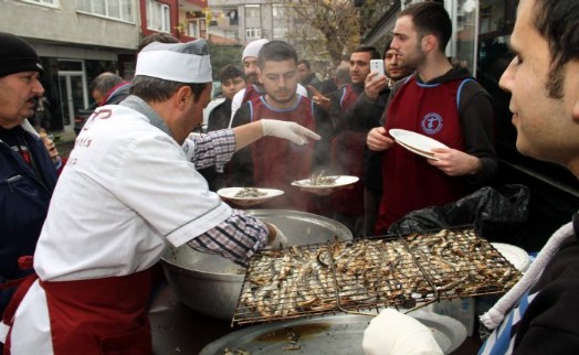 TRABZON ÇAYKARALILAR'DAN HAMSİ ZİYAFETİ