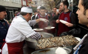 TRABZON ÇAYKARALILAR'DAN HAMSİ ZİYAFETİ