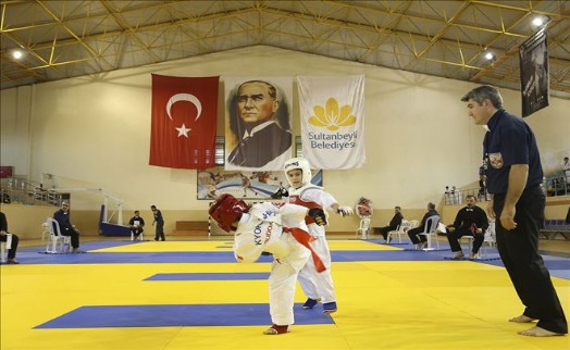 Sporcular Şehit Beyazıt Çeken İçin Yarıştı