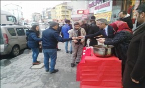 ARNAVUTKÖY MHP´DEN ŞEHİTLER İÇİN HELVA DAĞITIMI