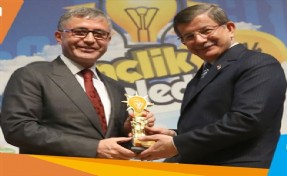 DAVUTOĞLU´NDAN HİLMİ TÜRKMEN´E ´GENÇLİK VE BELEDİYE´ ÖDÜLÜ