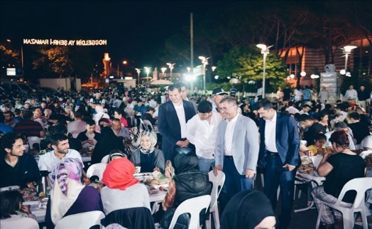 ÜSKÜDAR´IN SAHUR SOFRALARINA VATANDAŞLAR YOĞUN İLGİ GÖSTERİYOR