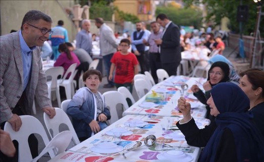 ÜSKÜDAR SOKAK İFTARLARINDA KOMŞULAR BİR ARAYA GELİYOR DOSTLUKLAR PEKİŞİYOR