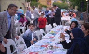 ÜSKÜDAR SOKAK İFTARLARINDA KOMŞULAR BİR ARAYA GELİYOR DOSTLUKLAR PEKİŞİYOR