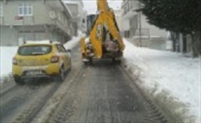 Ümraniye Belediyesi, Kar Küreme Ve Tuzlama Çalışmalıranı Aralıksız Sürdürüyor