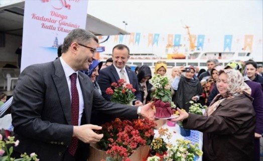 BAŞKAN TÜRKMEN ?8 MART DÜNYA KADINLAR GÜNÜ?NDE KADINLARA ÇİÇEK DAĞITTI