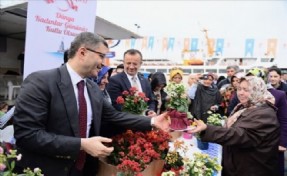 BAŞKAN TÜRKMEN ?8 MART DÜNYA KADINLAR GÜNÜ?NDE KADINLARA ÇİÇEK DAĞITTI