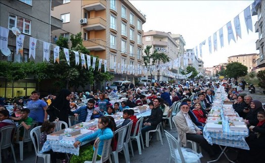 Binlerce Maltepeli ?Sevgi Sofrası?nda Orucunu Açtı