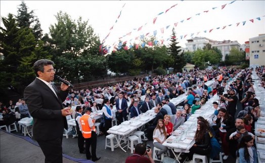 MAHALLE İFTARLARLARINDA,RAMAZANIN BEREKETİNİ PAYLAŞTILAR