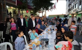 SOKAK İFTARLARI RAMAZAN´IN BEREKETİ İLE SÜRÜYOR