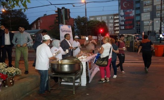 Metrobüs ve Tramvay Yolcuları İftarı Çorbayla Yaptı