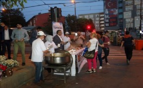 Metrobüs ve Tramvay Yolcuları İftarı Çorbayla Yaptı