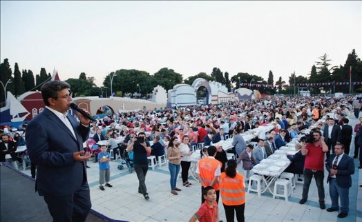 KADİR GECESİ´NDE BİNLERCE KÜÇÜKÇEKMECELİ SOKAK İFTARINDA BULUŞTU