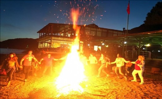 Kaz Dağları´nın Eteğinde Kamp Ateşi