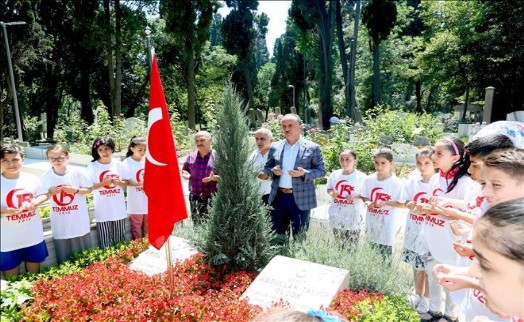 Bilgi Evi Öğrencileri Abdullah Tayyip Olçok´u Mezarı Başında Andı