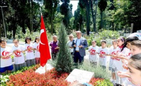 Bilgi Evi Öğrencileri Abdullah Tayyip Olçok´u Mezarı Başında Andı