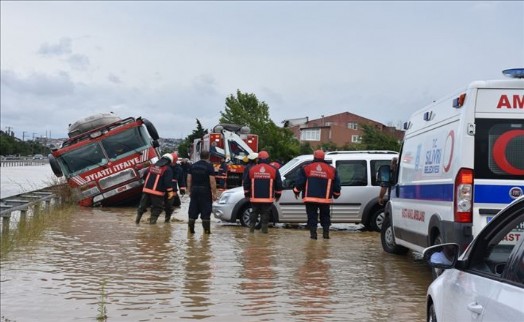 ´SEL ALARMINDA´ SİLİVRİ´DE BELEDİYE EKİPLERİ GÖREV BAŞINDA