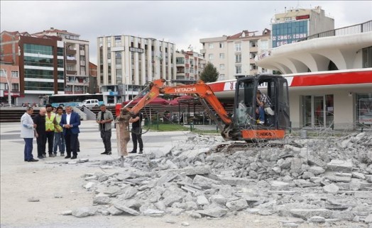 15 Temmuz Meydanı´nda Yenileme Çalışmaları Başladı