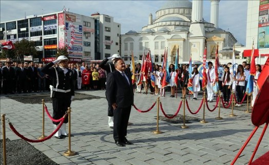 Zafer Bayramı Cumhuriyet Meydanında Kutlandı