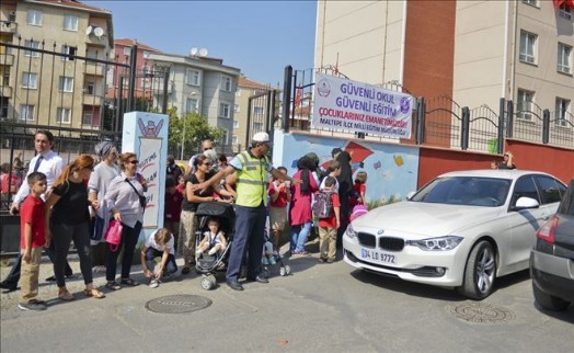 Zabıtalar Okul Önlerinde İş Başı Yaptı