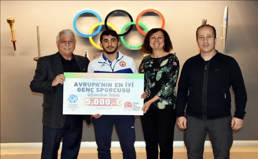 İBB´Lİ MİHRAÇ AKKUŞ´A ?AVRUPA´NIN EN İYİ GENÇ SPORCUSU´ ÖDÜLÜ