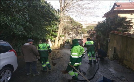 SARIYER SOKAKLARI ÖNCE SÜPÜRÜLÜYOR, SONRA YIKANIYOR