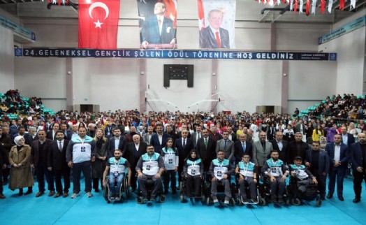 BAĞCILAR’IN EN BAŞARILI GENÇLERİ ÖDÜLLENDİRİLDİ