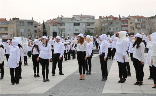 601 ÖĞRENCİ AY YILDIZ OLUP İSTİKLAL MARŞI´NI OKUDU