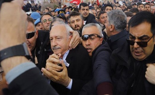 CHP LİDERİ KILIÇDAROĞLU´NA ŞEHİT CENAZESİNDE SALDIRI