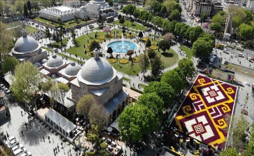 BAŞKAN İMAMOĞLU, AYASOFYA´DA DÜNYANIN EN BÜYÜK LALE HALISININ AÇILIŞINI YAPTI