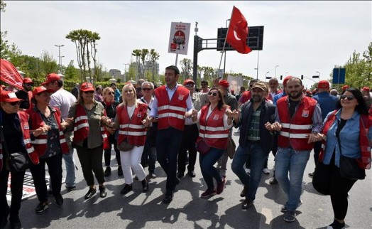 BAŞKAN AKPOLAT, 1 MAYIS EMEK VE DAYANIŞMA GÜNÜ´NÜ İŞÇİLERLE KUTLADI