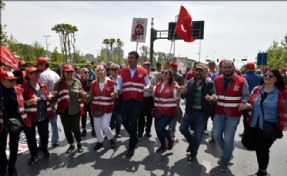 BAŞKAN AKPOLAT, 1 MAYIS EMEK VE DAYANIŞMA GÜNÜ´NÜ İŞÇİLERLE KUTLADI