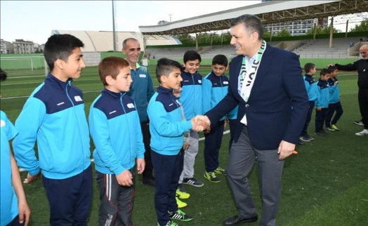 BAŞKAN BOZKURT ESENYURTLU FUTBOLCU GENÇLERİ ŞAMPİYONLUĞA UĞURLADI