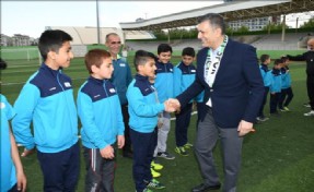 BAŞKAN BOZKURT ESENYURTLU FUTBOLCU GENÇLERİ ŞAMPİYONLUĞA UĞURLADI