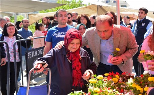 BEYLİKDÜZÜ´NDE ANNELER GÜNÜ RENGRENK ÇİÇEKLERLE KUTLANDI