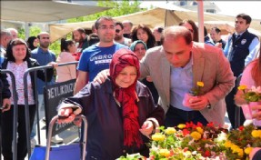 BEYLİKDÜZÜ´NDE ANNELER GÜNÜ RENGRENK ÇİÇEKLERLE KUTLANDI