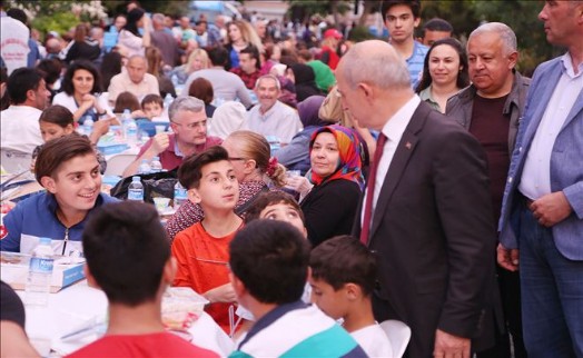 BAŞKAN AKGÜN VATANDAŞLARLA İFTAR SOFRASINA OTURDU