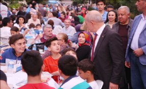 BAŞKAN AKGÜN VATANDAŞLARLA İFTAR SOFRASINA OTURDU