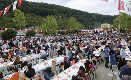 AĞVA´DA İFTAR SOFRASI SOKAKLARA TAŞTI