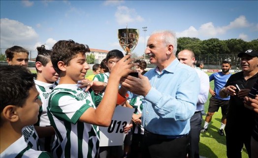 DUDULLUSPOR´UN U 13 TAKIMI ŞAMPİYONLUK KUPASINI BAŞKAN YILDIRIM´DAN ALDI