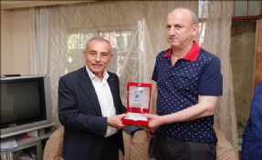 BAŞKAN ÇEBİ´DEN FEDAKR BABA ETHEM ÖZDEMİR´E PLAKET