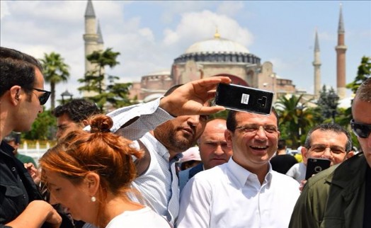 İMAMOĞLU, CUMA NAMAZINI SULTANAHMET CAMİİ´NDE KILDI