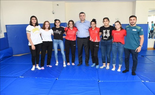 BAŞKAN BOZKURT´TAN ŞAMPİYON SPORCULARA TEBRİK