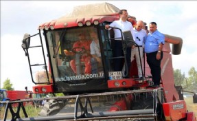 BİÇERDÖVERE BİNEN BAŞKAN İMAMOĞLU BUĞDAY HASADI YAPTI