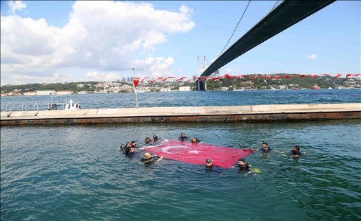 ENGELLİLER İLE GAZİLER, 15 TEMMUZ ŞEHİTLERİ ANISINA SU ALTI DALIŞI YAPTI