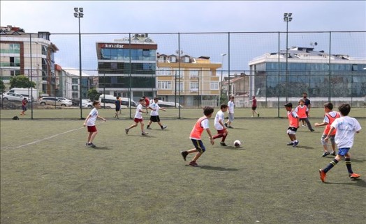 ÇEKMEKÖY BELEDİYESİ YAZ SPOR OKULLARI´NDA FUTBOL HEYECANI