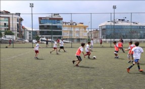 ÇEKMEKÖY BELEDİYESİ YAZ SPOR OKULLARI´NDA FUTBOL HEYECANI