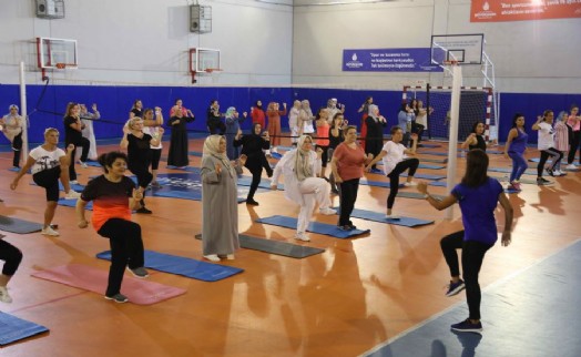 EYÜPSULTANLI KADINLAR, PİLATES VE ZUMBA YAPARAK FORM TUTUYOR