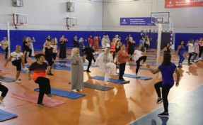 EYÜPSULTANLI KADINLAR, PİLATES VE ZUMBA YAPARAK FORM TUTUYOR