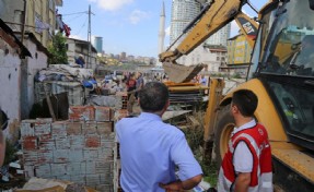 ATAŞEHİR’DE DERE YATAĞINDA BULUNAN BARAKALAR YIKILDI